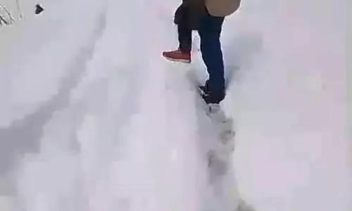 बर्फबारी से Pangi valley का संपर्क टूटा, ग्रामीण 14 साल के बच्चे को 33 km दूर अस्पताल ले गए