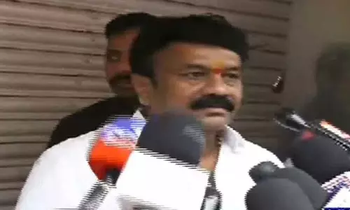 तालासानी और लक्ष्मा रेड्डी ने KCR को SIT नोटिस पर कांग्रेस पर हमला बोला तालासानी और लक्ष्मा रेड्डी ने KCR को SIT नोटिस पर कांग्रेस पर हमला बोला