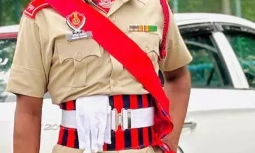 धमकी मिलने के बाद Showroom के बाहर तैनात पुलिसकर्मी की गोली लगने से मौत हो गई