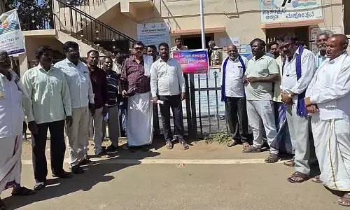Chintamani : तलागवार ग्राम पंचायत में अनियमितता की जांच की मांग Chintamani : तलागवार ग्राम पंचायत में अनियमितता की जांच की मांग