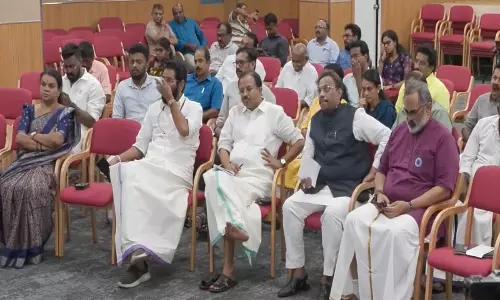 केरल: BJP के वरिष्ठ नेता पार्टी के राज्य कार्यालय में केंद्रीय बजट 2026-27 का सीधा प्रसारण देख रहे केरल: BJP के वरिष्ठ नेता पार्टी के राज्य कार्यालय में केंद्रीय बजट 2026-27 का सीधा प्रसारण देख रहे