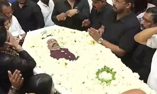 रियल एस्टेट टाइकून CJ रॉय को कासाग्रांडे की मिट्टी में दफनाया गया रियल एस्टेट टाइकून CJ रॉय को कासाग्रांडे की मिट्टी में दफनाया गया