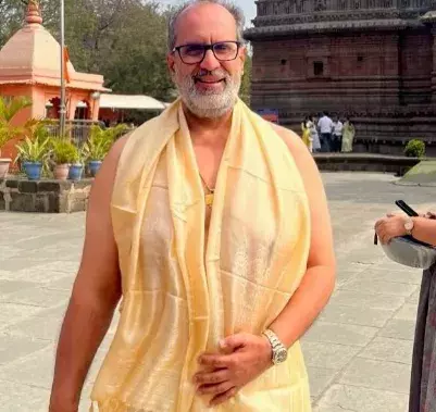 Filmmaker आनंद एल. राय ने घृष्णेश्वर मंदिर में आशीर्वाद लिया Filmmaker आनंद एल. राय ने घृष्णेश्वर मंदिर में आशीर्वाद लिया