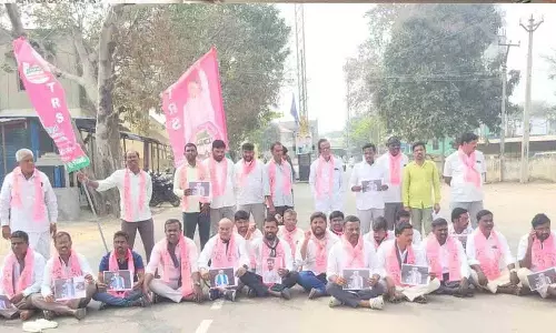 थोगुटा में KCR पर SIT जांच के खिलाफ विरोध प्रदर्शन