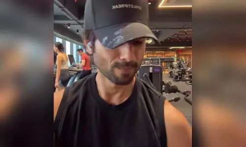Shahid Kapoor का जिम और म्यूजिक का धमाल, गाया आशिकों की कॉलोनी Shahid Kapoor का जिम और म्यूजिक का धमाल, गाया आशिकों की कॉलोनी