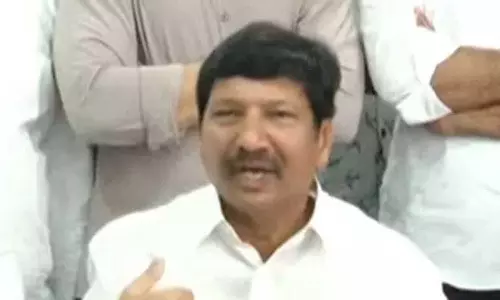 YCP नेता जोगी रमेश ने अपने घर पर TDP नेताओं के हमले पर प्रतिक्रिया दी