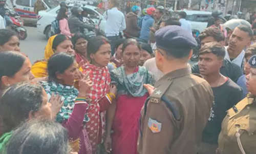 हत्या: विरोध में सड़क पर उतरे लोग, यातायात पूरी तरह बाधित हुआ