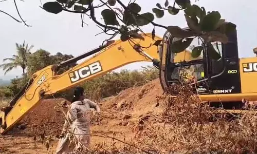 Illegal mining : पत्थरबाजी के कारण महिला अधिकारी को रोका गया