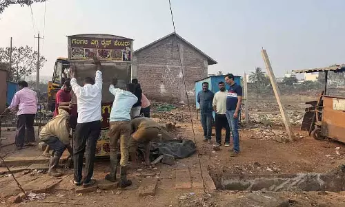 Jamkhandi : नगर परिषद ने 33 अवैध शेड और दुकानें हटाई