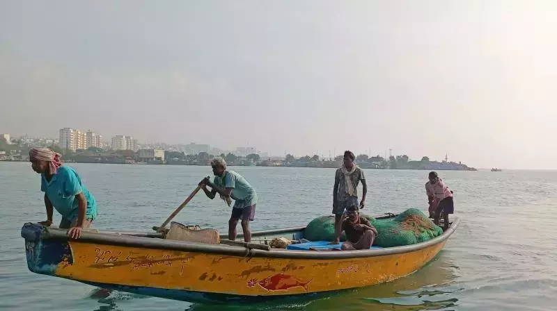 Andhra: बांग्लादेश द्वारा रिहा किए गए नौ मछुआरे विजाग पहुंच गए हैं Andhra: बांग्लादेश द्वारा रिहा किए गए नौ मछुआरे विजाग पहुंच गए हैं