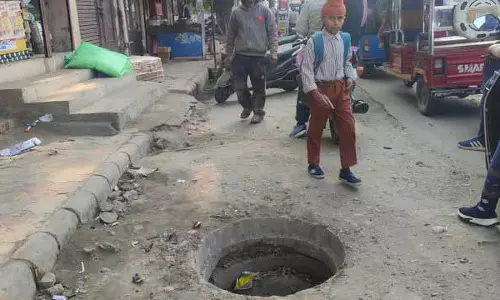 महीनों बाद भी, प्रशासन ने Jandiala Road पर गायब मैनहोल कवर को ठीक नहीं किया महीनों बाद भी, प्रशासन ने Jandiala Road पर गायब मैनहोल कवर को ठीक नहीं किया
