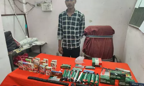 सूखे नशे के खिलाफ गंज पुलिस की कार्रवाई, हुक्का सामग्री और गोगो पेपर के साथ युवक गिरफ्तार सूखे नशे के खिलाफ गंज पुलिस की कार्रवाई, हुक्का सामग्री और गोगो पेपर के साथ युवक गिरफ्तार