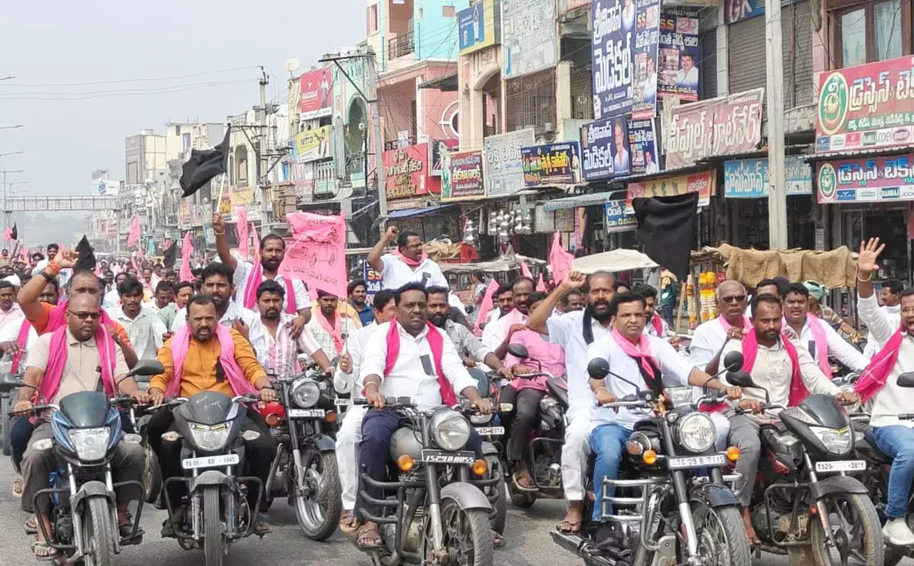 फोन टैपिंग मामले में KCR को SIT नोटिस के खिलाफ पूरे तेलंगाना में BRS कार्यकर्ताओं ने विरोध प्रदर्शन किया