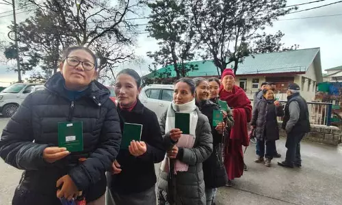 बारिश के बीच Tibetan निर्वासित संसद के लिए शुरुआती वोटिंग शुरू हुई बारिश के बीच Tibetan निर्वासित संसद के लिए शुरुआती वोटिंग शुरू हुई