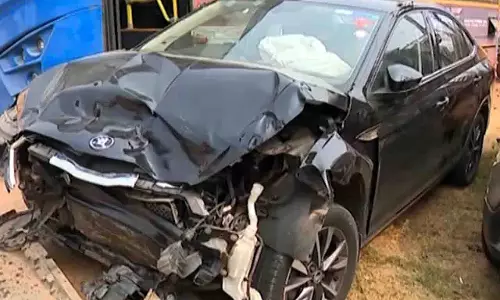 Bhubaneswar में तेज रफ्तार लग्जरी कार ने पुलिस पेट्रोलिंग वैन को टक्कर मारी