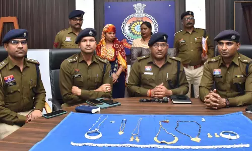 कामवाली बाई ने की 20 लाख के गहनों की चोरी, 24 घंटे में गिरफ्तार कामवाली बाई ने की 20 लाख के गहनों की चोरी, 24 घंटे में गिरफ्तार
