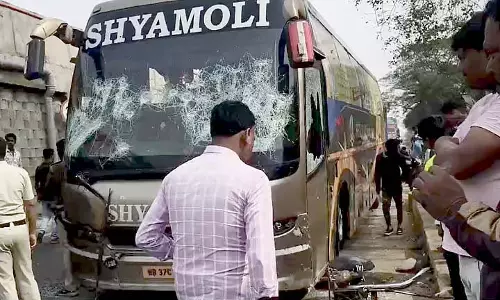 Durgapur में हादसे में बाइकर की मौत, भीड़ ने बस में तोड़फोड़ की Durgapur में हादसे में बाइकर की मौत, भीड़ ने बस में तोड़फोड़ की