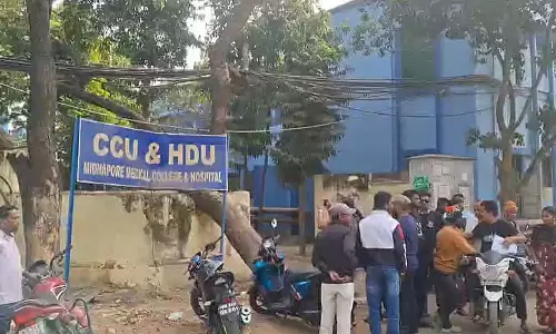 Midnapore मेडिकल कॉलेज में मरीज़ की पिटाई के आरोप को लेकर विरोध प्रदर्शन Midnapore मेडिकल कॉलेज में मरीज़ की पिटाई के आरोप को लेकर विरोध प्रदर्शन