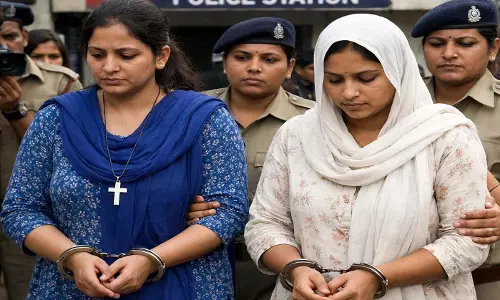 लकवाग्रस्त महिला को बीमारी ठीक करने का झांसा देकर धर्मांतरण की कोशिश, दो महिलाएं गिरफ्तार लकवाग्रस्त महिला को बीमारी ठीक करने का झांसा देकर धर्मांतरण की कोशिश, दो महिलाएं गिरफ्तार