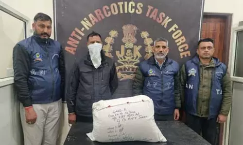 जम्मू में एनटीएफ ने कार से 18 किलो से अधिक पॉपी स्ट्रॉ की बरामद, ड्रग तस्कर गिरफ्तार जम्मू में एनटीएफ ने कार से 18 किलो से अधिक पॉपी स्ट्रॉ की बरामद, ड्रग तस्कर गिरफ्तार