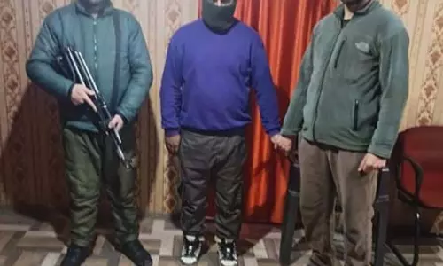 गांदरबल पुलिस ने एक घंटे में अपहृत नाबालिग को खोजा, एक आरोपी गिरफ्तार गांदरबल पुलिस ने एक घंटे में अपहृत नाबालिग को खोजा, एक आरोपी गिरफ्तार