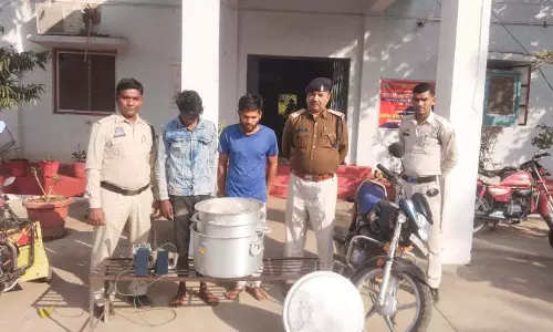 CG: सूने मकान में चोरी करने वाले दो आरोपी गिरफ्तार, सामान चंद घंटों में बरामद CG: सूने मकान में चोरी करने वाले दो आरोपी गिरफ्तार, सामान चंद घंटों में बरामद