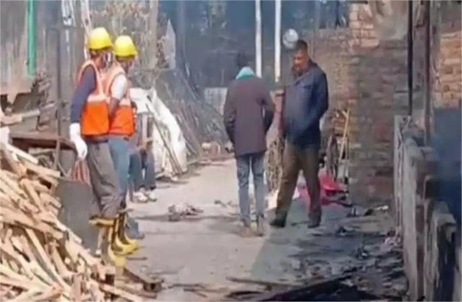 Faridabad: प्लाईवुड फैक्ट्री में आग लगने के बाद मिले दो मजदूरों के कंकाल Faridabad: प्लाईवुड फैक्ट्री में आग लगने के बाद मिले दो मजदूरों के कंकाल