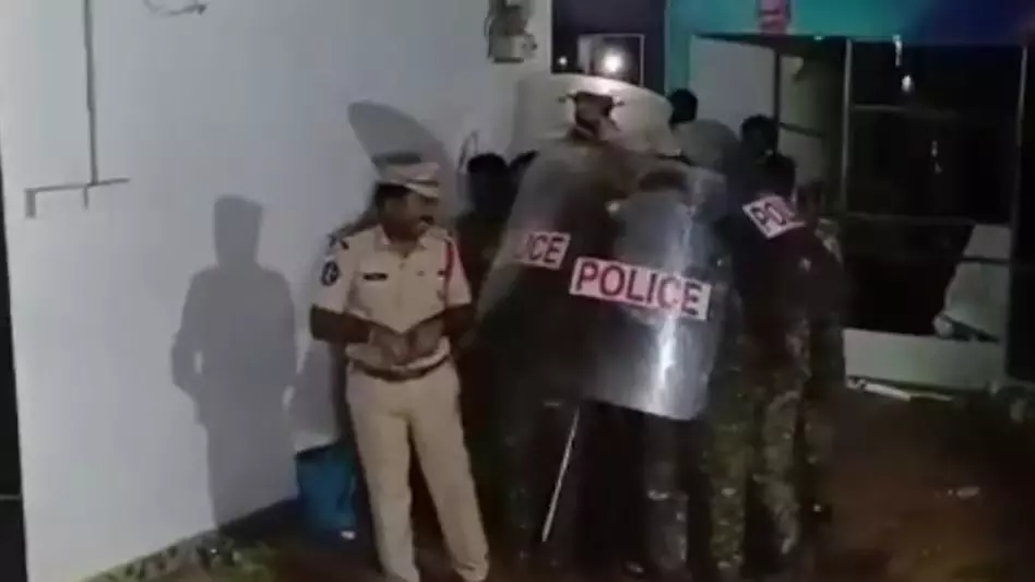 CM के खिलाफ अपमानजनक टिप्पणी के आरोप में पूर्व मंत्री गिरफ्तार CM के खिलाफ अपमानजनक टिप्पणी के आरोप में पूर्व मंत्री गिरफ्तार