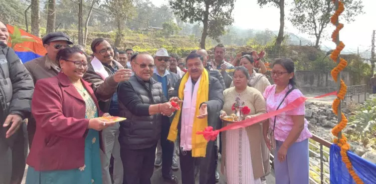 Sikkim : जीटी धुंगेल ने ऊपरी ताडोंग में फुटपाथ और वेटिंग शेड का उद्घाटन किया Sikkim : जीटी धुंगेल ने ऊपरी ताडोंग में फुटपाथ और वेटिंग शेड का उद्घाटन किया