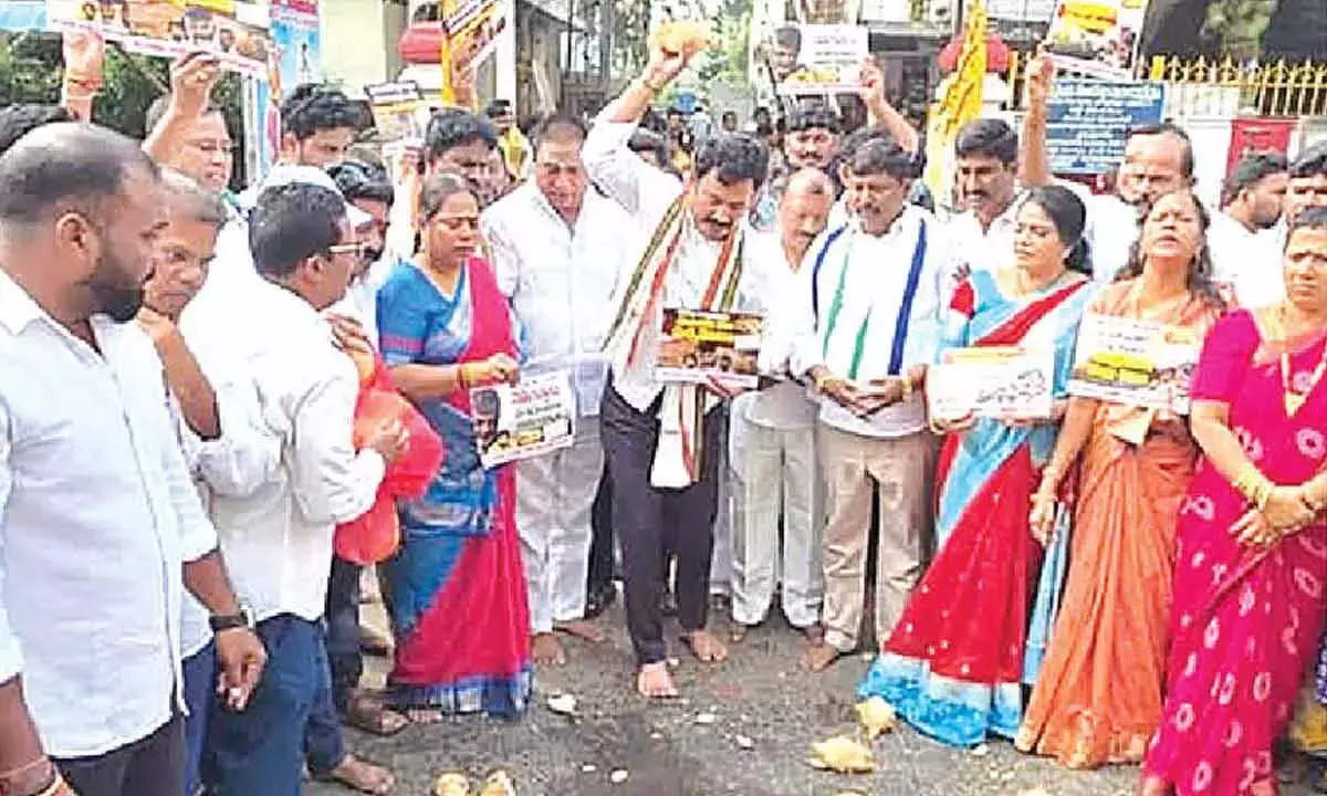YSRCP नेता भक्तिमय मूड में चले गए YSRCP नेता भक्तिमय मूड में चले गए