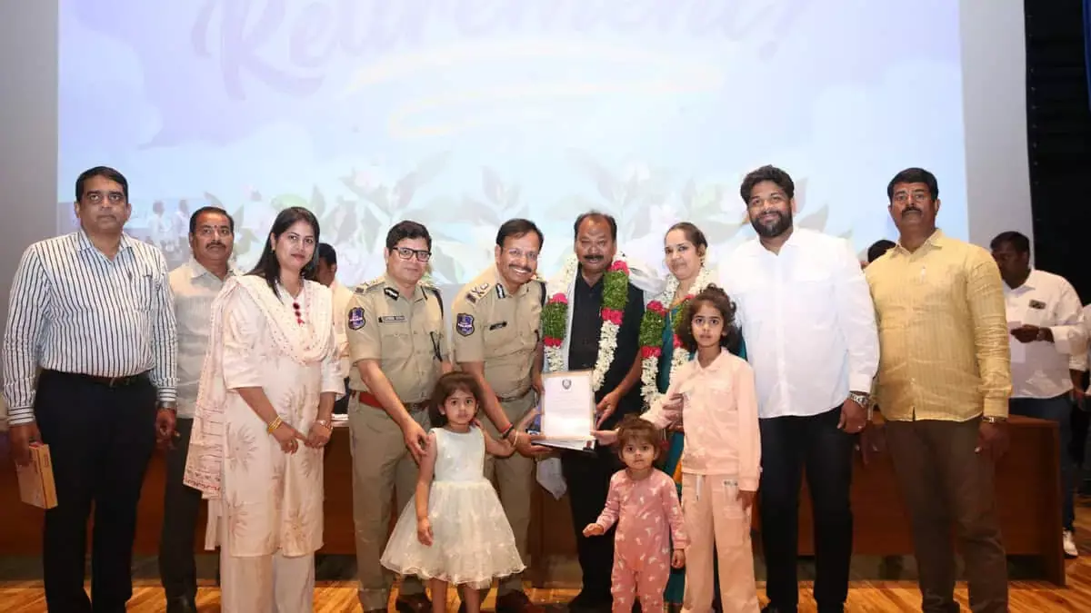 VC सज्जनार ने 18 रिटायर हो रहे हैदराबाद सिटी पुलिस अधिकारियों के लिए फेयरवेल का आयोजन किया VC सज्जनार ने 18 रिटायर हो रहे हैदराबाद सिटी पुलिस अधिकारियों के लिए फेयरवेल का आयोजन किया