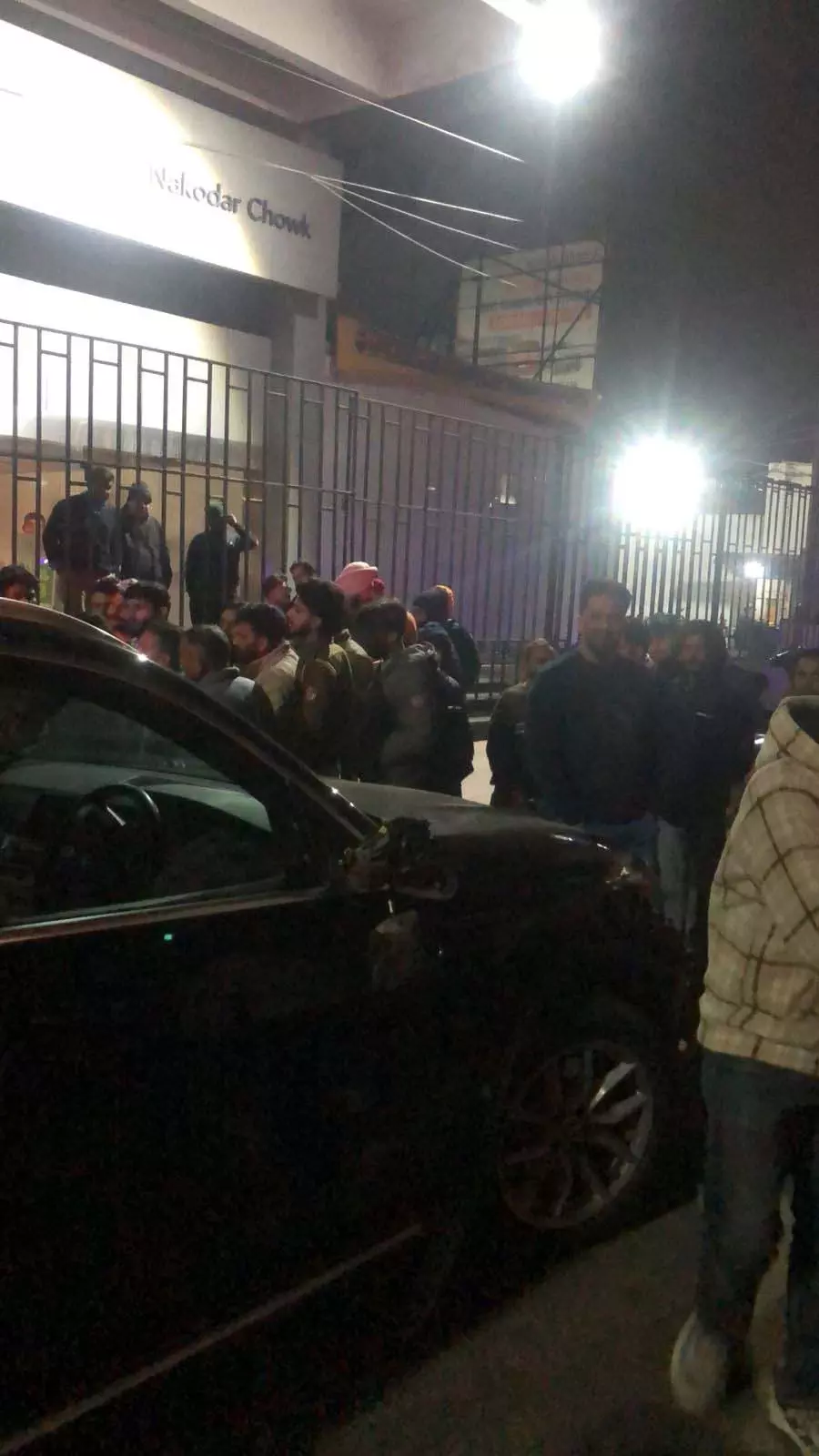 Jalandhar : SHO madam की BMW कार को फायर ब्रिगेड ने मारी टक्कर Jalandhar : SHO madam की BMW कार को फायर ब्रिगेड ने मारी टक्कर
