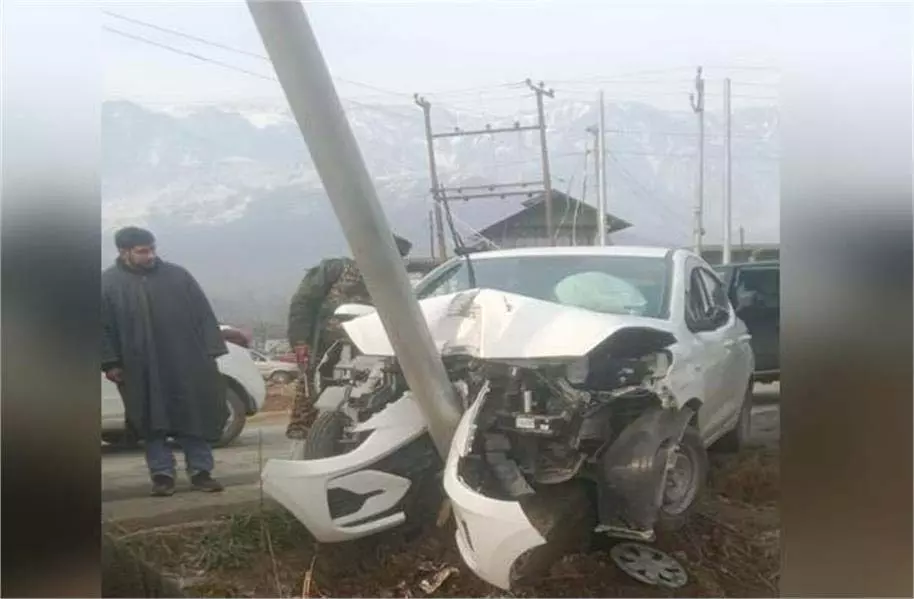 Jammu Kashmir:तेज रफ्तार वाहन ने खोया नियंत्रण, दो महिलाएं घायल Jammu Kashmir:तेज रफ्तार वाहन ने खोया नियंत्रण, दो महिलाएं घायल