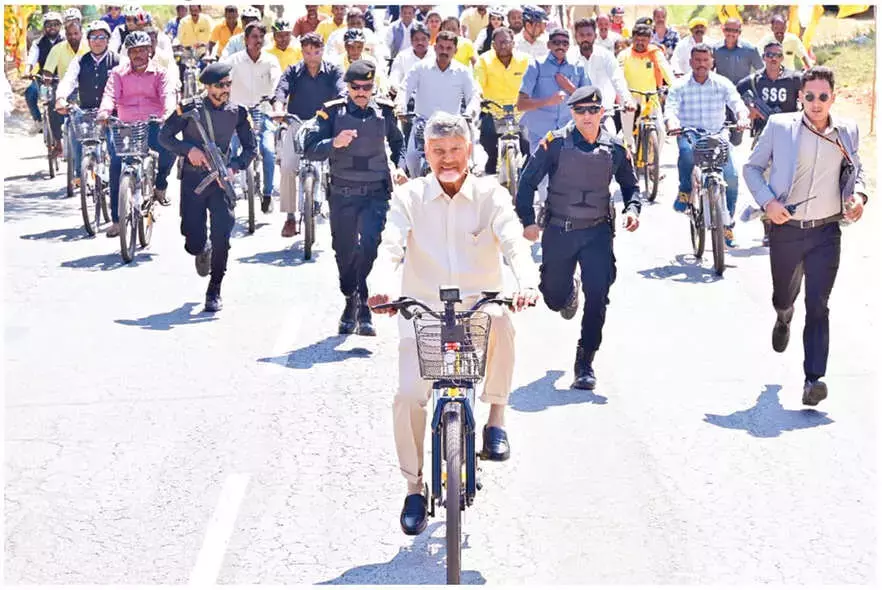 Andhra: कुप्पम में बड़े पैमाने पर ई-साइकिल वितरण के लिए गिनीज रिकॉर्ड Andhra: कुप्पम में बड़े पैमाने पर ई-साइकिल वितरण के लिए गिनीज रिकॉर्ड