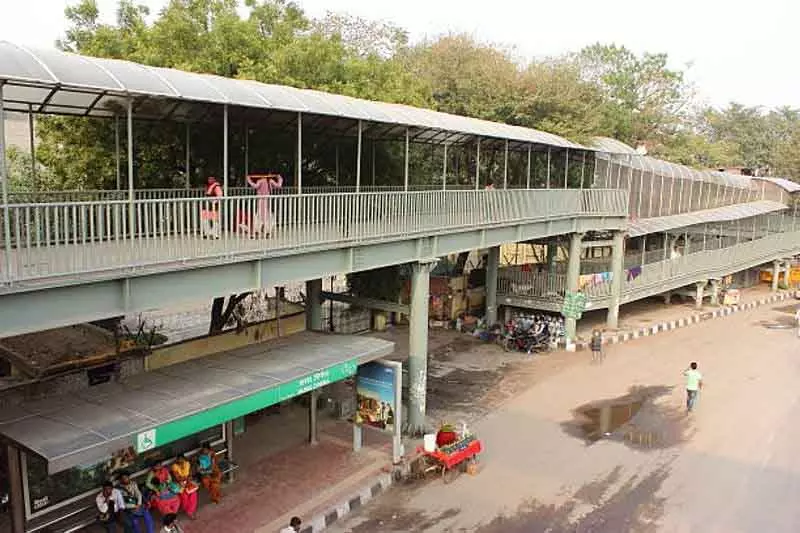 Delhi सरकार ने पैदल सुरक्षा के लिए फुट ओवरब्रिज को मंज़ूरी दी Delhi सरकार ने पैदल सुरक्षा के लिए फुट ओवरब्रिज को मंज़ूरी दी