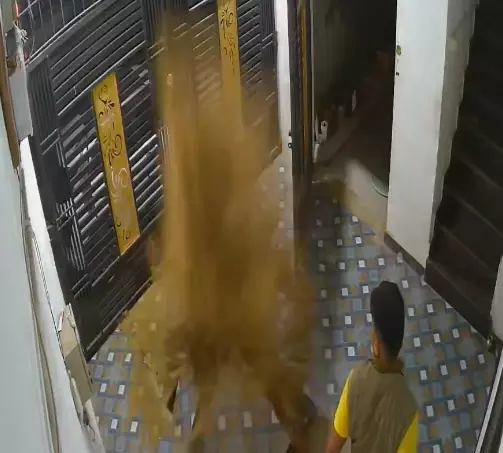 बोरिंग के दौरान जमीन फटा Video, पड़ोस में रहने वाला बाल-बाल बचा बोरिंग के दौरान जमीन फटा Video, पड़ोस में रहने वाला बाल-बाल बचा