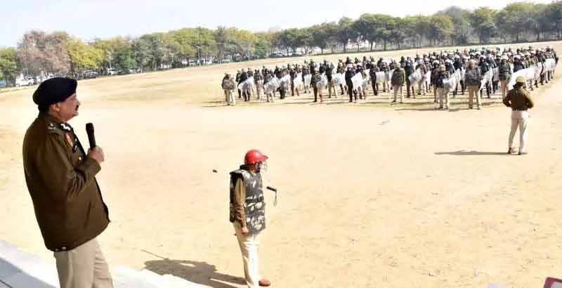 Jhajjar पुलिस, पशुपालन नहीं, ADGP ने जूती पहनने पर पुलिसकर्मी की आलोचना की Jhajjar पुलिस, पशुपालन नहीं, ADGP ने जूती पहनने पर पुलिसकर्मी की आलोचना की