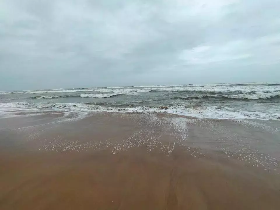Odisha : पुरी समुद्र में नहाते समय महिला पर्यटक और उसके बेटे की डूबने से मौत हो गई Odisha : पुरी समुद्र में नहाते समय महिला पर्यटक और उसके बेटे की डूबने से मौत हो गई