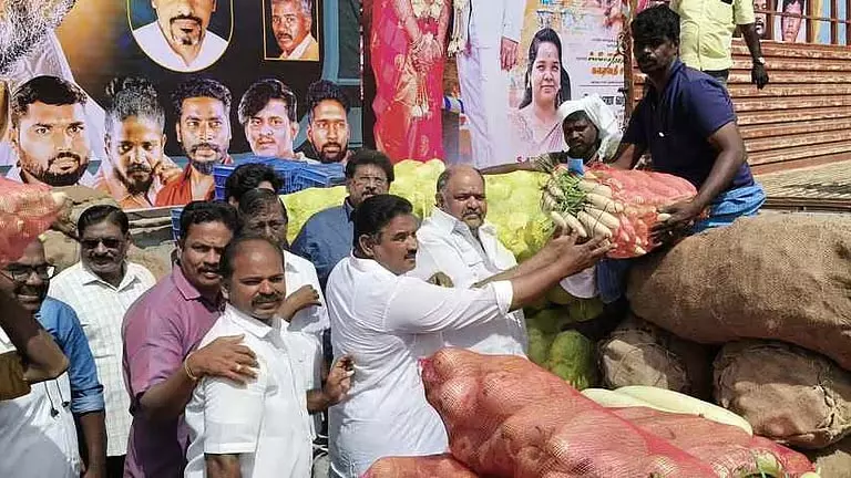 Tamil Nadu: एक मुस्लिम जिसने वल्लालर देइवा निलयम को टनों भोजन दान किया Tamil Nadu: एक मुस्लिम जिसने वल्लालर देइवा निलयम को टनों भोजन दान किया
