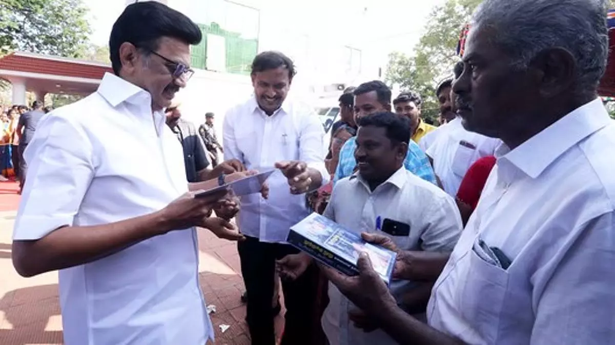Tamil Nadu सरकारी कर्मचारी संघ के पदाधिकारियों ने मुख्यमंत्री स्टालिन को एक याचिका सौंपी Tamil Nadu सरकारी कर्मचारी संघ के पदाधिकारियों ने मुख्यमंत्री स्टालिन को एक याचिका सौंपी