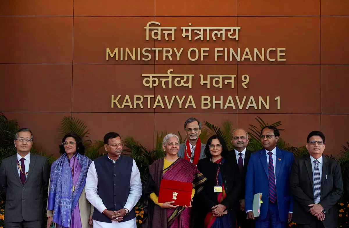 Union Budget : निर्मला सीतारमण ने वित्त मंत्रालय की टीम के साथ फोटो खिंचवाई Union Budget : निर्मला सीतारमण ने वित्त मंत्रालय की टीम के साथ फोटो खिंचवाई