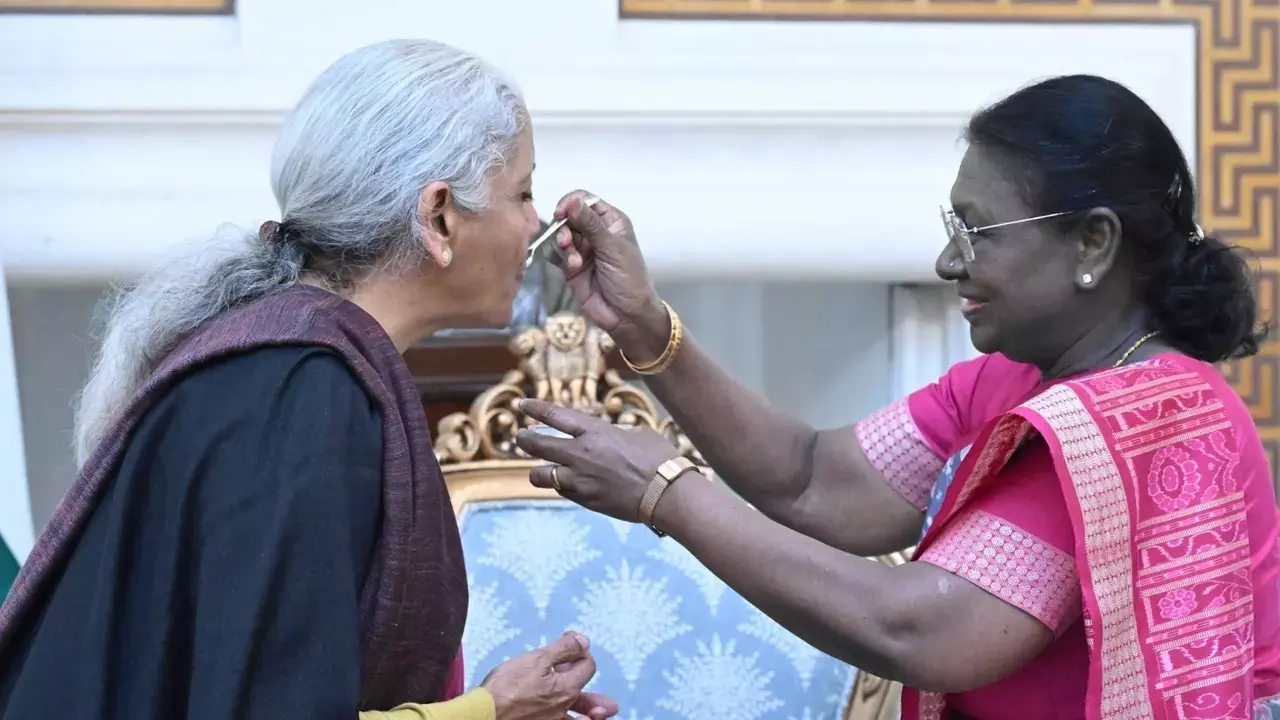 राष्ट्रपति मुर्मू ने बजट 2026 पेश करने से पहले वित्त मंत्री निर्मला सीतारमण को दही-चीनी खिलाई राष्ट्रपति मुर्मू ने बजट 2026 पेश करने से पहले वित्त मंत्री निर्मला सीतारमण को दही-चीनी खिलाई