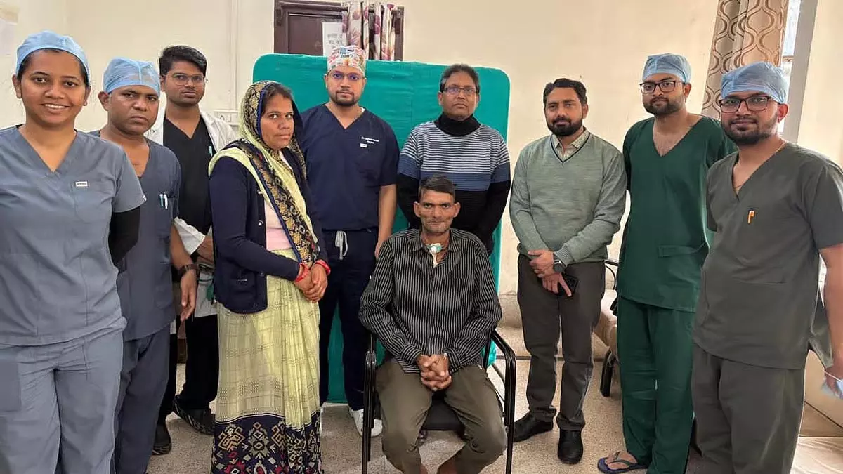 Indore : डॉक्टरों ने आदमी की खाने की नली और सांस की नली को जोड़ा, आवाज़ वापस लौटाई Indore : डॉक्टरों ने आदमी की खाने की नली और सांस की नली को जोड़ा, आवाज़ वापस लौटाई