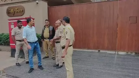 निर्देशक रोहित के शेट्टी टावर पर मिले फायरिंग के खोखे, घर पर गोलीबारी के निशान निर्देशक रोहित के शेट्टी टावर पर मिले फायरिंग के खोखे, घर पर गोलीबारी के निशान