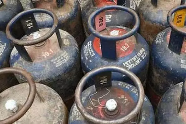 1 फरवरी से कमर्शियल LPG सिलेंडर की कीमतें 49 रुपये बढ़ीं 1 फरवरी से कमर्शियल LPG सिलेंडर की कीमतें 49 रुपये बढ़ीं