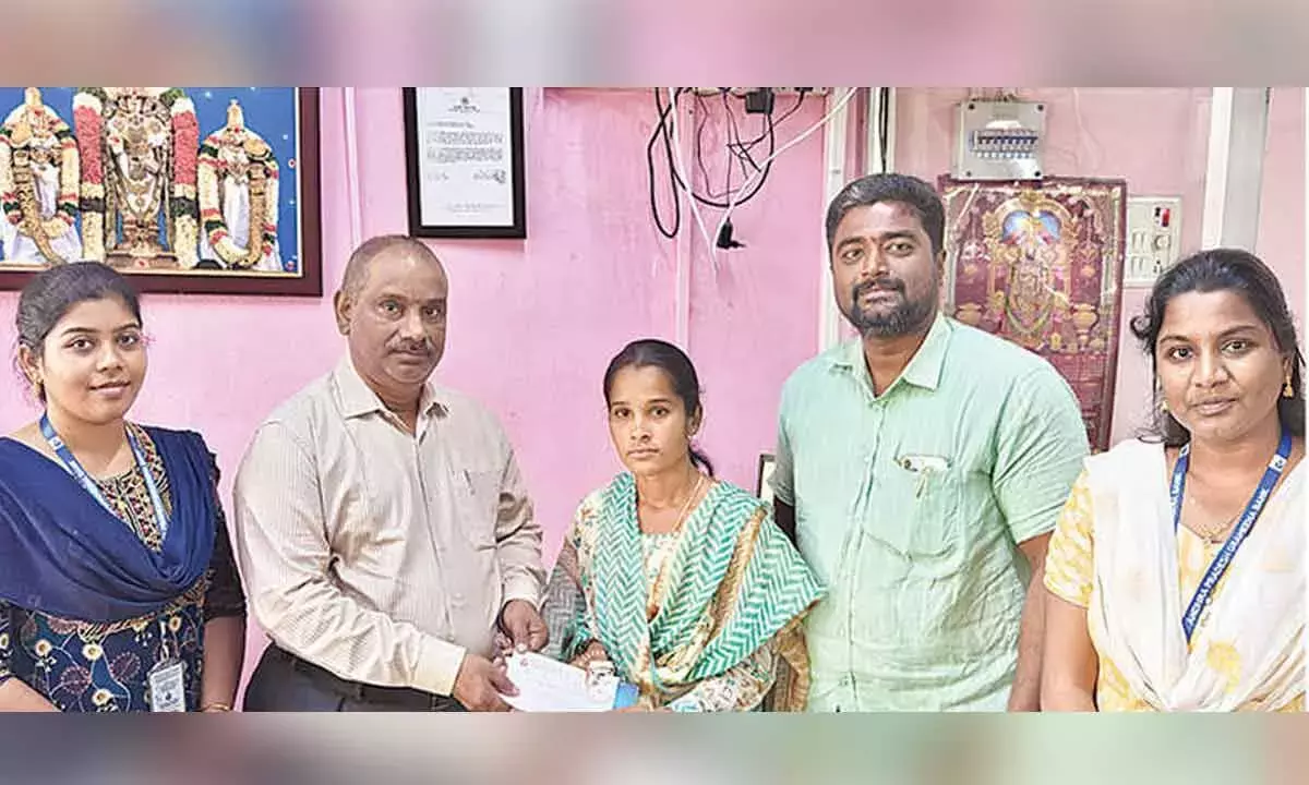 APGB ने लाभार्थी को PMSBY क्लेम का 2 लाख रुपये का चेक सौंपा APGB ने लाभार्थी को PMSBY क्लेम का 2 लाख रुपये का चेक सौंपा