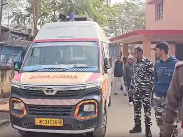 एक परिवार के तीन लोगों की धारदार हथियार से हत्या, हमले में किशोरी गंभीर रूप से घायल एक परिवार के तीन लोगों की धारदार हथियार से हत्या, हमले में किशोरी गंभीर रूप से घायल