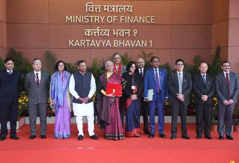 वित्त मंत्री सीतारमण द्वारा पेश किए जाने से पहले कैबिनेट ने केंद्रीय बजट 2026-27 को मंज़ूरी दी वित्त मंत्री सीतारमण द्वारा पेश किए जाने से पहले कैबिनेट ने केंद्रीय बजट 2026-27 को मंज़ूरी दी
