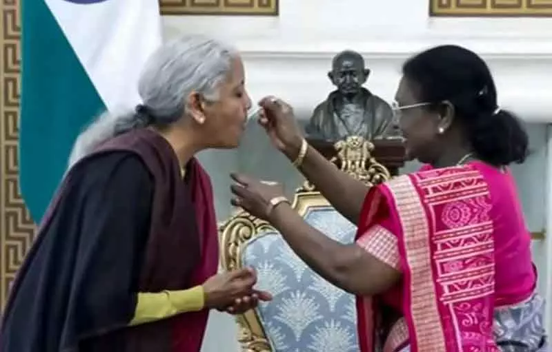 Delhi बजट भाषण से पहले, राष्ट्रपति मुर्मू ने वित्त मंत्री सीतारमण को दही चीनी खिलाई Delhi बजट भाषण से पहले, राष्ट्रपति मुर्मू ने वित्त मंत्री सीतारमण को दही चीनी खिलाई