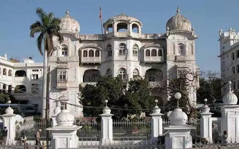 SGPC ने गोल्डन टेंपल से गिरफ्तारी की निंदा की SGPC ने गोल्डन टेंपल से गिरफ्तारी की निंदा की